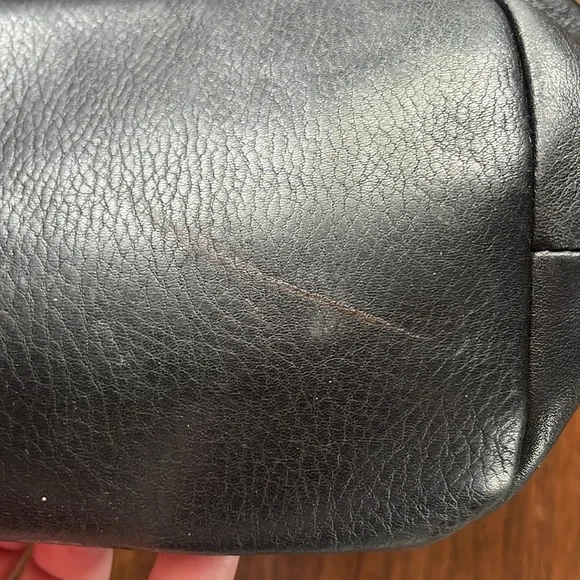 Vince Camuto black leather bucket crossbody bag, cinch top and tassels - Picture 5 of 17